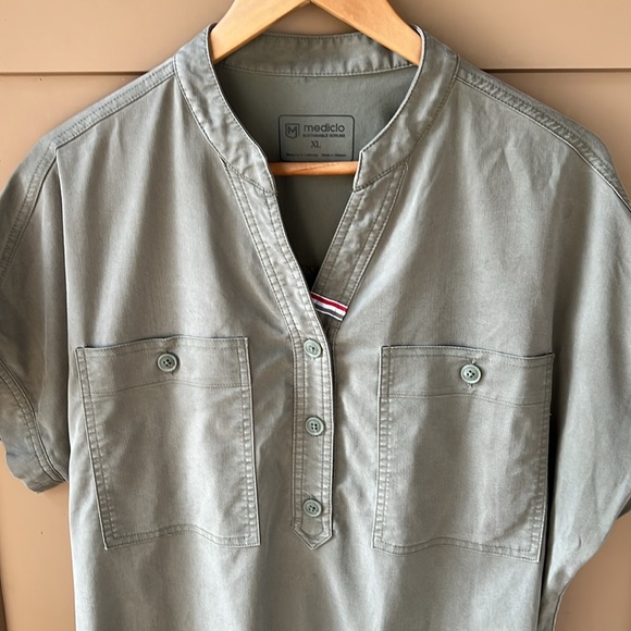 Mediclo XL Women’s TENCEL™ Fiji‎ ‎ Banded Collar Scrub Top in Sage - Picture 4 of 11